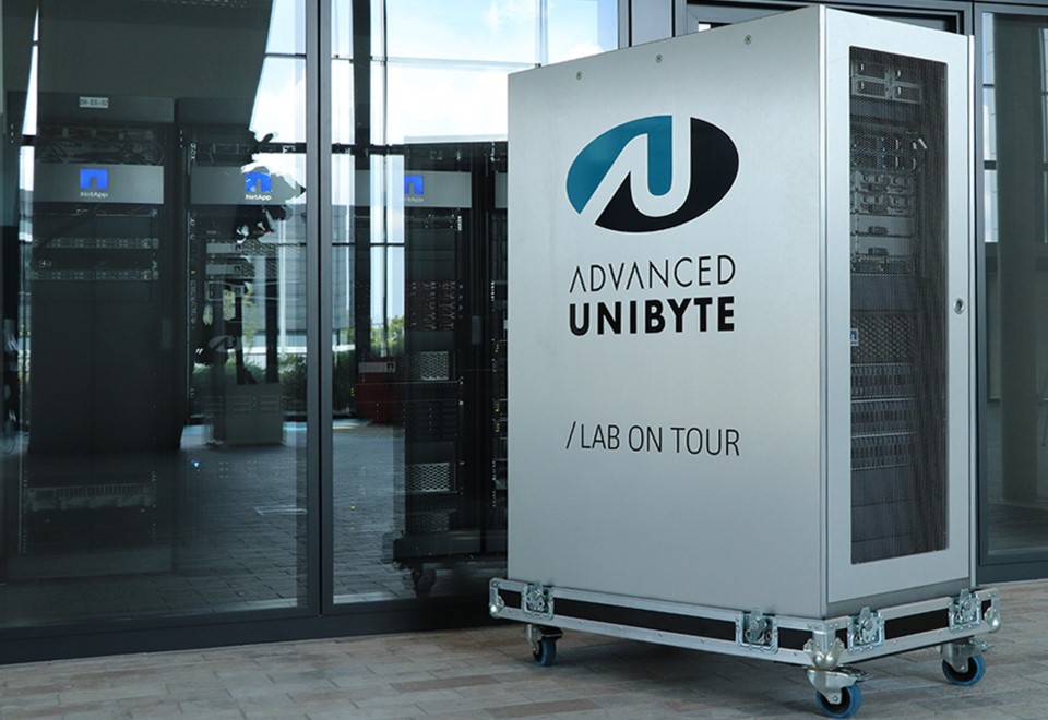Foto der DR-Rollbox mit dem Logo der Advanced UniByte /Lab on Tour