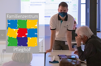 Auszubildende der AU geben Workshops im Familienzentrum Metzingen. Die Teilnehmenden sind vorwiegend Senioren. Wesentliches Ziel dabei ist, die digitale Teilhabe für alle.. 