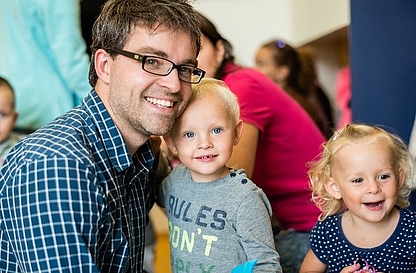 Im AU-TigeR werden die Kinder seit 2014 liebevoll betreut. Die Plätze werden bevorzugt an Kinder der Mitarbeitenden vergeben, wenn Platz vorhanden ist, werden auch Kinder von extern aufgenommen. 