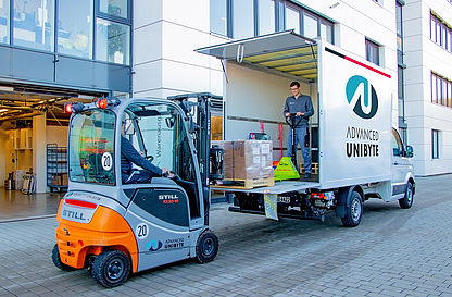 Palette mit Ware wird mit Gabelstapler in Advanced UniByte LKW eingeladen